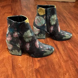size 5 suede TREASURE &amp; BOND Womens floral Ankle Boots with 3.5” heel
