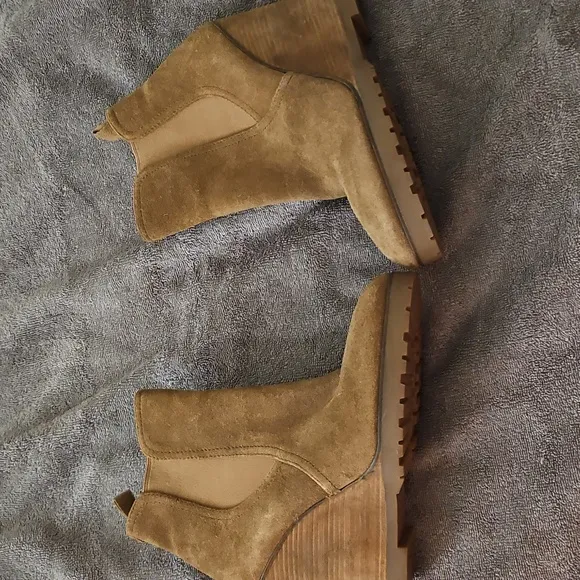 Size 8 Michael Kors Thea Caramel Camel Tan Wedge Suede Bootie Boots
