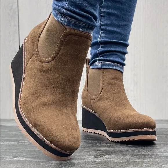So Comfy! Corkys Footwear Love You A Latte Wedge Chelsea Boots Khaki Faux Suede