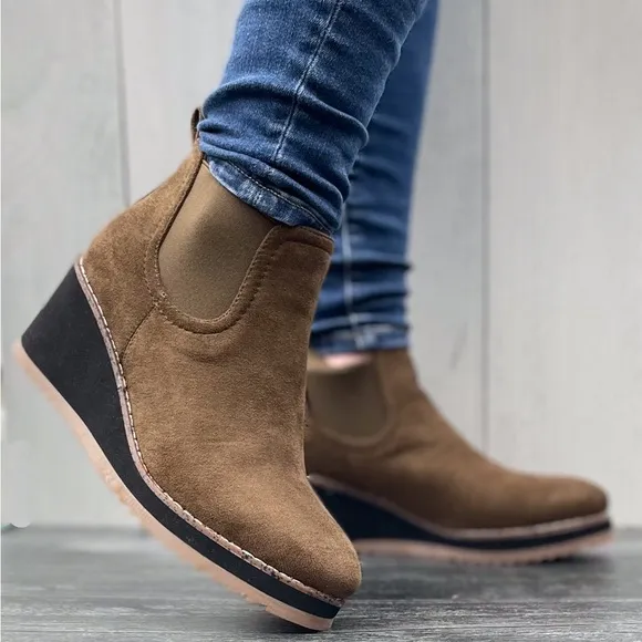 So Comfy! Corkys Footwear Love You A Latte Wedge Chelsea Boots Khaki Faux Suede
