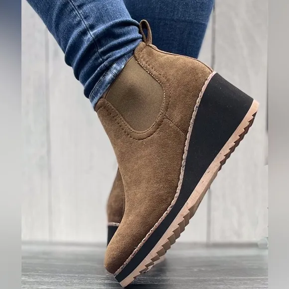 So Comfy! Corkys Footwear Love You A Latte Wedge Chelsea Boots Khaki Faux Suede