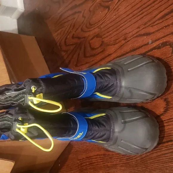 Sorel Flurry kids Black blue Waterproof Winter boots size 7 8.5 cy