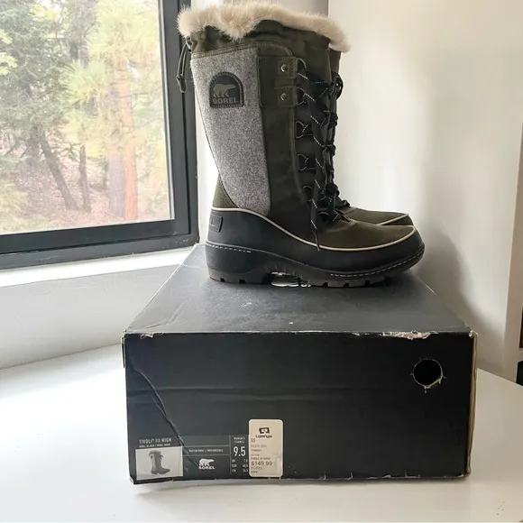 Sorel- Tivioli III waterproof women’s tall boots in green and black- 9.5