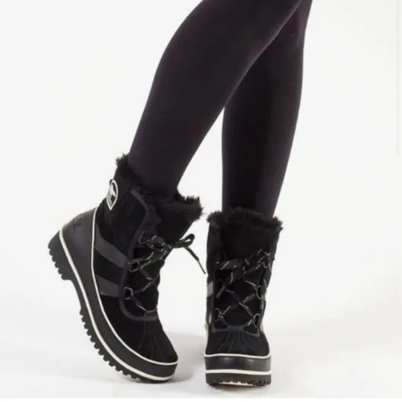 SOREL Tivoli II Faux Fur Lace Up Outdoor Boots in black size 9