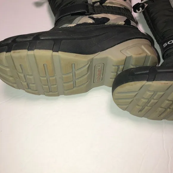Sorel youth flurry camp snow boots size 4 kids