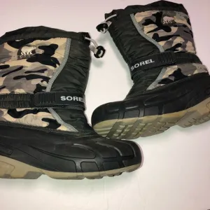 Sorel youth flurry camp snow boots size 4 kids