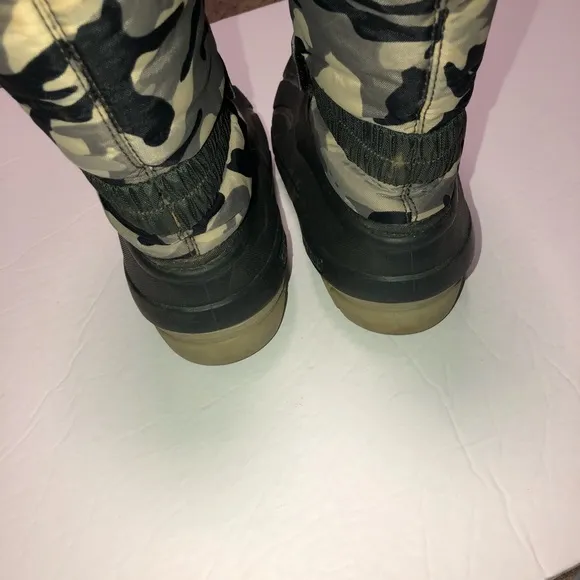 Sorel youth flurry camp snow boots size 4 kids