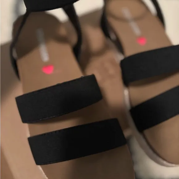 Steve Madden Black and Tan Kids Sandals
