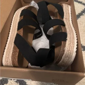 Steve Madden Black and Tan Kids Sandals
