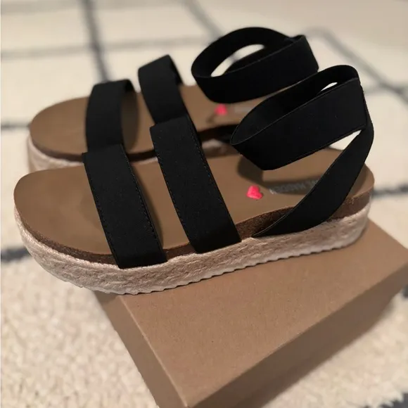 Steve Madden Black and Tan Kids Sandals
