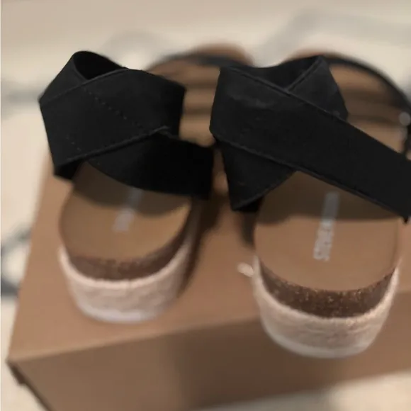 Steve Madden Black and Tan Kids Sandals