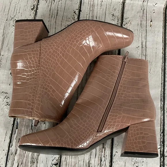 Steve Madden “Darma” Crocodile Embossed Ankle Boots Blush Tan Bootie Sz 10