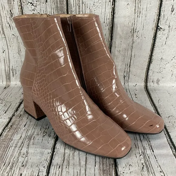 Steve Madden “Darma” Crocodile Embossed Ankle Boots Blush Tan Bootie Sz 10