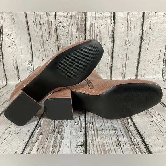 Steve Madden “Darma” Crocodile Embossed Ankle Boots Blush Tan Bootie Sz 10