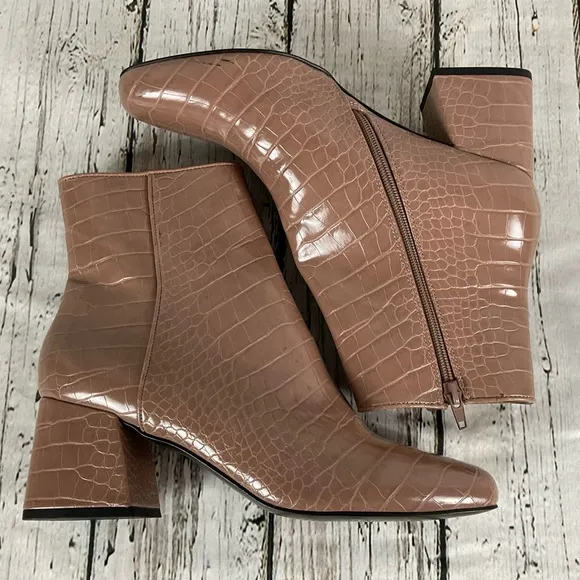 Steve Madden “Darma” Crocodile Embossed Ankle Boots Blush Tan Bootie Sz 10