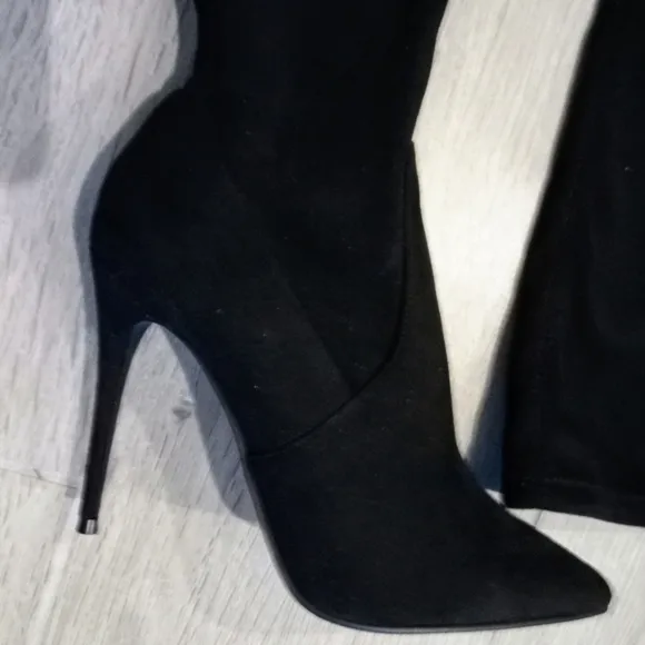Steve Madden Dominque Faux Suede Black High Heeled Boots Size 6,  7 New w/o Box