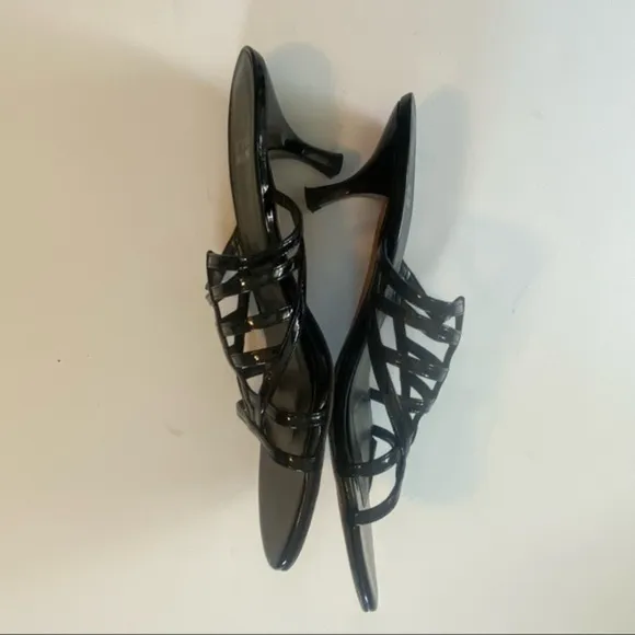 STUART WEITZMAN black patent Carcel strappy heeled slide sandals in size 8N EUC