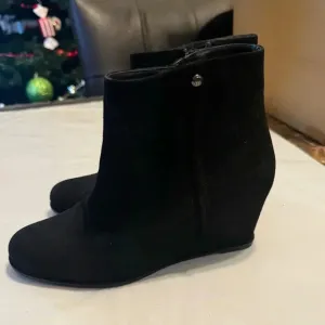STUART WEITZMAN black Sidetrack suede wedge ANKLE BOOTS sz 7.5