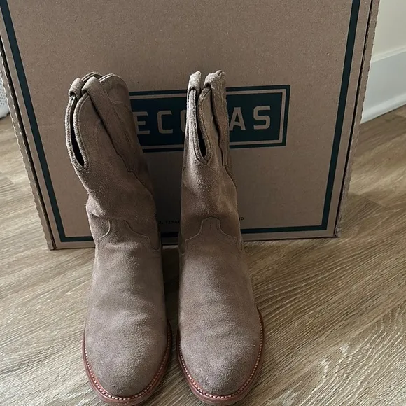 Stylish Granite Gray Suede Cowboy Boots