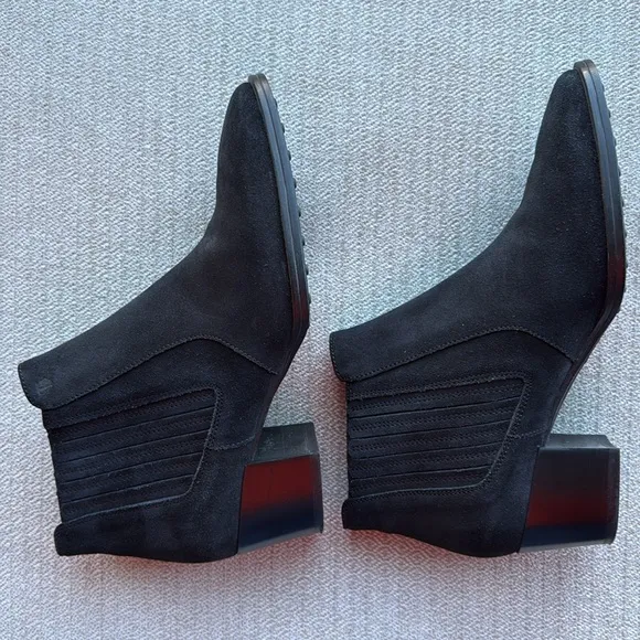 Suede ankle boots by Tod’s