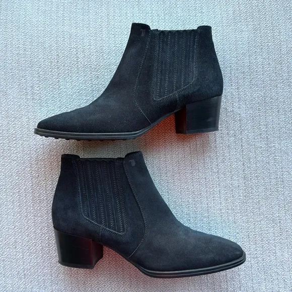 Suede ankle boots by Tod’s