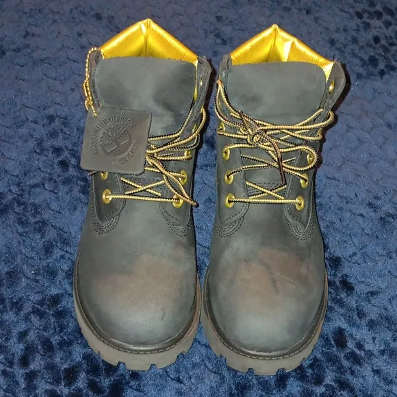 Timberland boots.. kids 2 youth. Black/gold.. like new!!