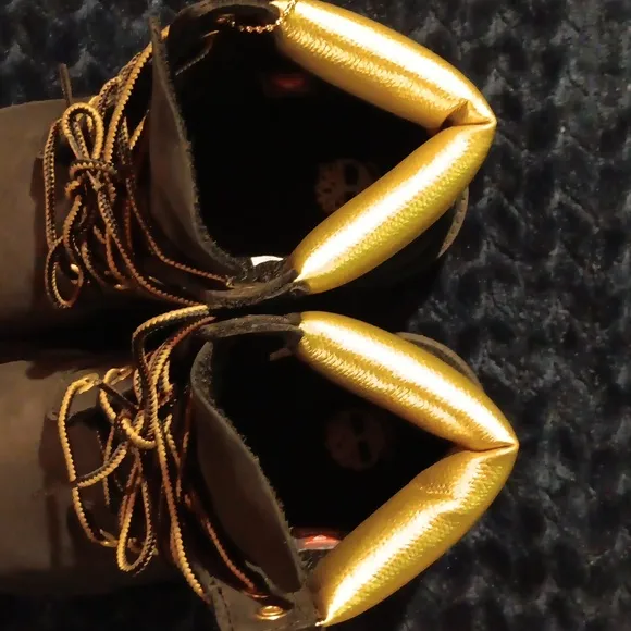 Timberland boots.. kids 2 youth. Black/gold.. like new!!