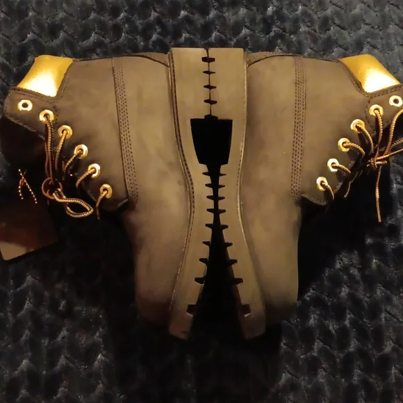 Timberland boots.. kids 2 youth. Black/gold.. like new!!