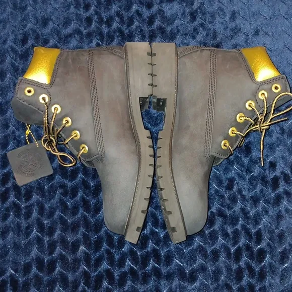 Timberland boots.. kids 2 youth. Black/gold.. like new!!