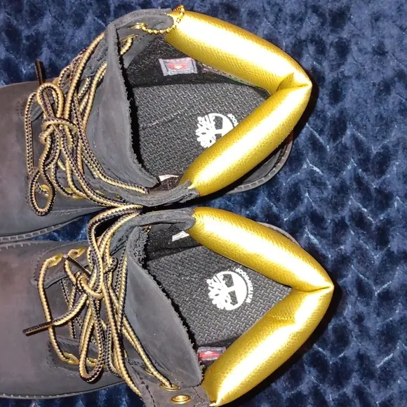 Timberland boots.. kids 2 youth. Black/gold.. like new!!