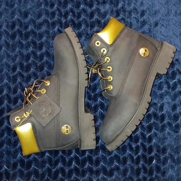 Timberland boots.. kids 2 youth. Black/gold.. like new!!