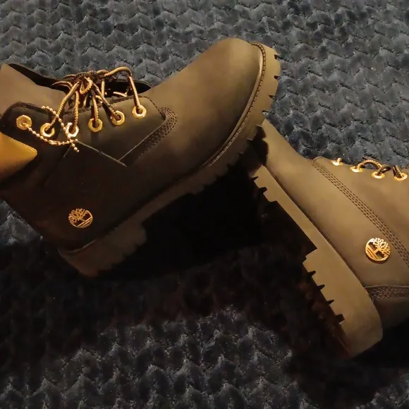 Timberland boots.. kids 2 youth. Black/gold.. like new!!