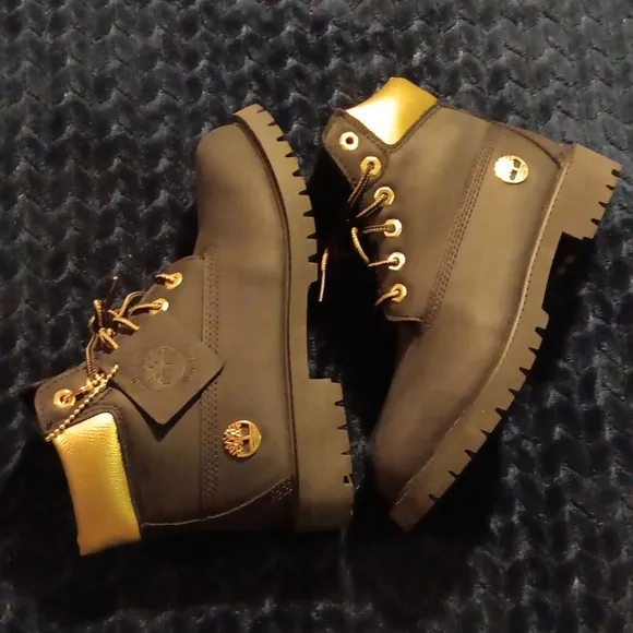 Timberland boots.. kids 2 youth. Black/gold.. like new!!