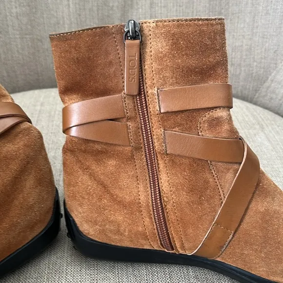 Tod's Ascot boots Double Leather Strap Tan Suede Bootie
