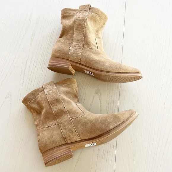 TOMS Laurel Boots Amphora Burnished Suede Tan Khaki Beige size 6 Western Cowgirl