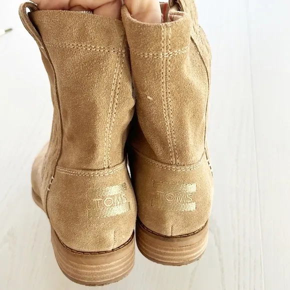 TOMS Laurel Boots Amphora Burnished Suede Tan Khaki Beige size 6 Western Cowgirl