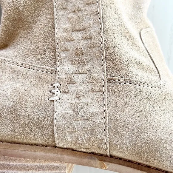 TOMS Laurel Boots Amphora Burnished Suede Tan Khaki Beige size 6 Western Cowgirl