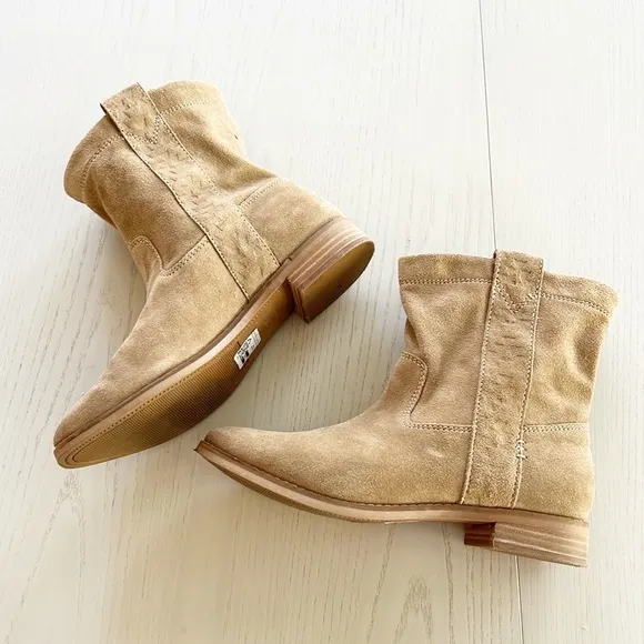 TOMS Laurel Boots Amphora Burnished Suede Tan Khaki Beige size 6 Western Cowgirl