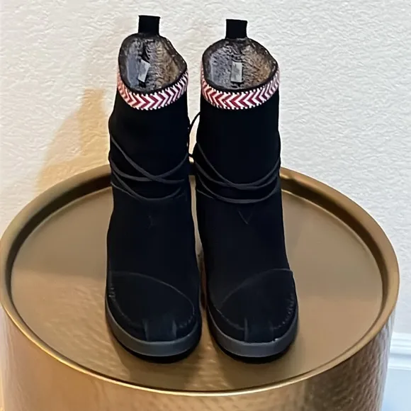 Tom’s Nepal Black Suede Moccasin Boots Size 6.5
