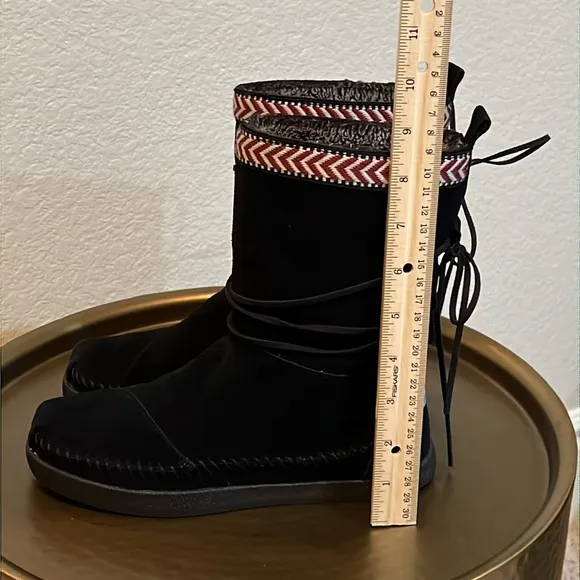 Tom’s Nepal Black Suede Moccasin Boots Size 6.5