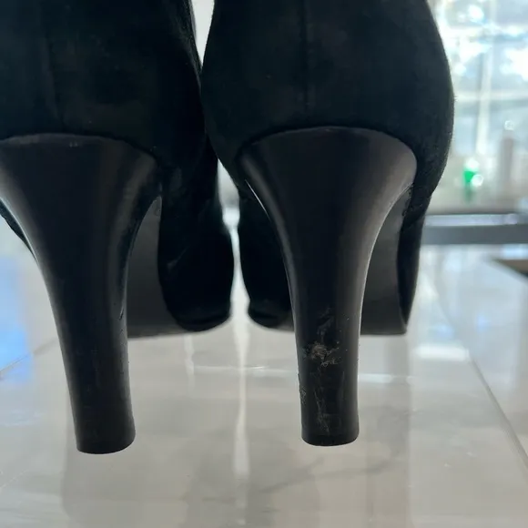 TORY BURCH Patricia Black suede 3inch booties with gold tory logo size 7.5