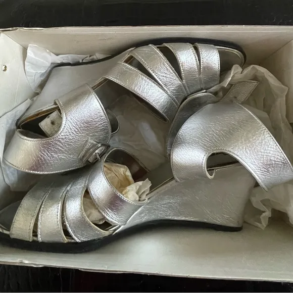 TWO LIPS WEDGED SANDALS