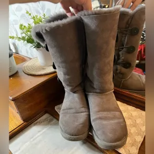 UGG Australia 1873 Tall Bailey Button Triplet II Winter Boots Fur Lined Size 9