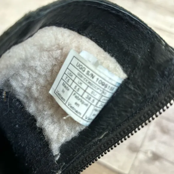 UGG Australia Lorna Black Leather Lined Winter Boots Size 7.5