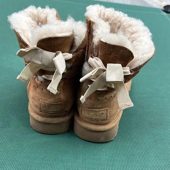 UGG Boots Womens Dae Sunshine Bailey Bow Ankle High Fur Brown size 6