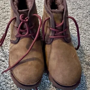 UGG Brown neumel chukka Boots with Burgundy Laces