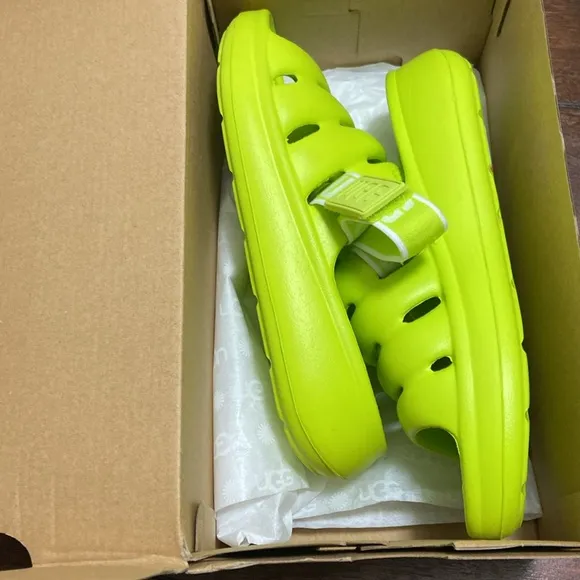 UGG K Sport Yeah sandals youth size 5 and 1