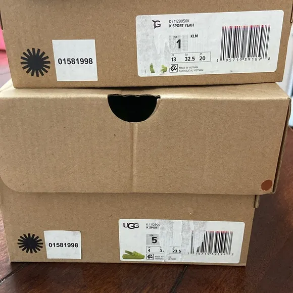 UGG K Sport Yeah sandals youth size 5 and 1
