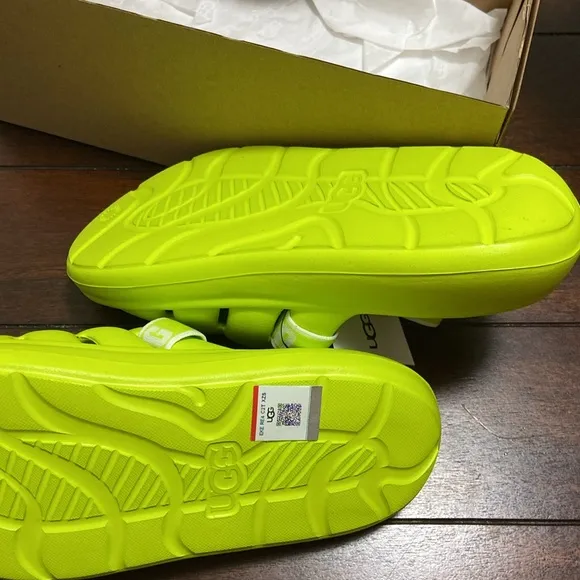 UGG K Sport Yeah sandals youth size 5 and 1