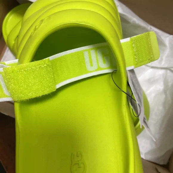 UGG K Sport Yeah sandals youth size 5 and 1